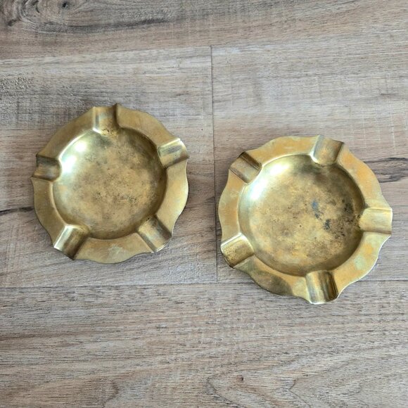 2 vintage brass ashtrays. - Picture 1 of 5